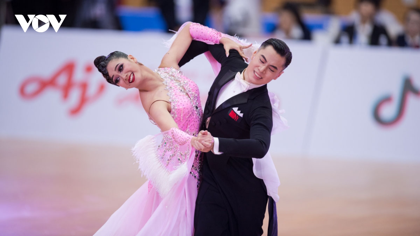 Dancesport performances excite crowds at SEA Games 31